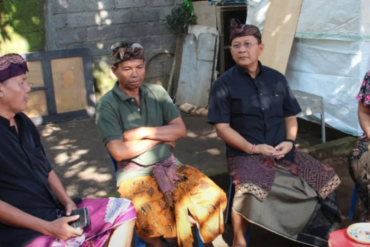 Bupati Buleleng, I Nyoman Sutjidra, mengunjungi rumah duka Kadek Melly Mudiani, warga negara Indonesia asal Desa Bontihing yang meninggal dunia di Amerika Serikat.