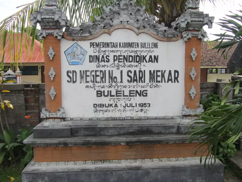 Desa Sarimekar merupakan salah satu dari 12 desa yang terletak di Kecamatan Buleleng, Kabupaten Buleleng, Provinsi Bali. Sejarah desa ini bermula pada masa kerajaan-kerajaan kecil yang pernah ada di Buleleng, seperti Kerajaan Buleleng, Puri Kanginan, Jagaraga, Bondalem, Sukasada, Padang Bulia, dan beberapa kerajaan lainnya.