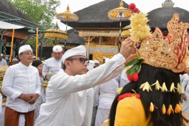 Wali Kota Denpasar, I Gusti Ngurah Jaya Negara, turut serta dalam upacara sakral Melaspas dan Pasupati Pelawatan di Pura Dalem Penataran Sumerta, Desa Adat Sumerta, yang bertepatan dengan Wraspati Kliwon Warigadean, Kamis 3 April 2025.